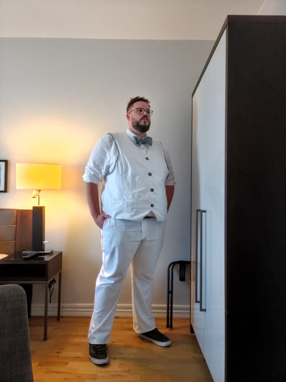 Tenue pour le mariage à thème blanc de leur bestie feat. Wahid et Benjamin