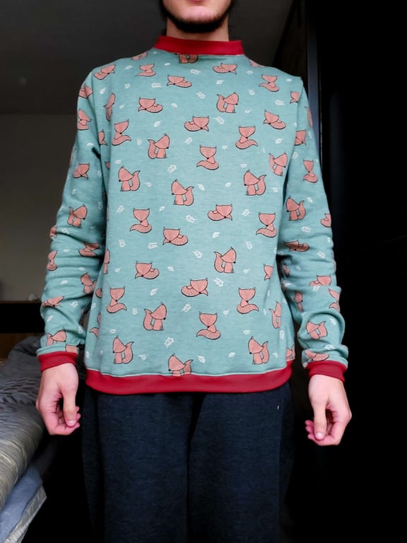 Sven sweater with red binding and amazing little fox cartoons all over!