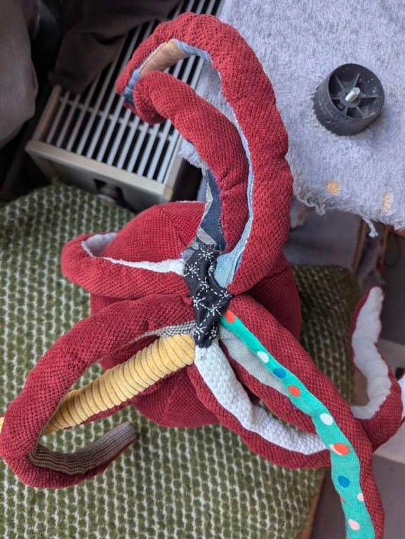 The finished octoplushie seen from below. There is an added piece of fabric to reinforce the belly, with some sashiko on it.