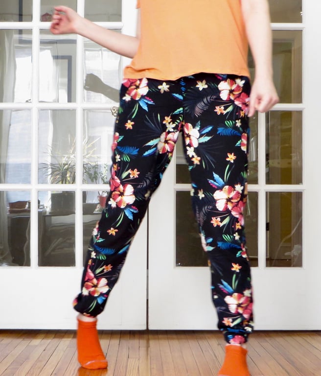 Pantalon Paco en rayonne avec un imprimé floral foncé.