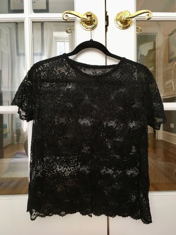 Teagan T-shirt with a scalloped hem made out of lace fabric