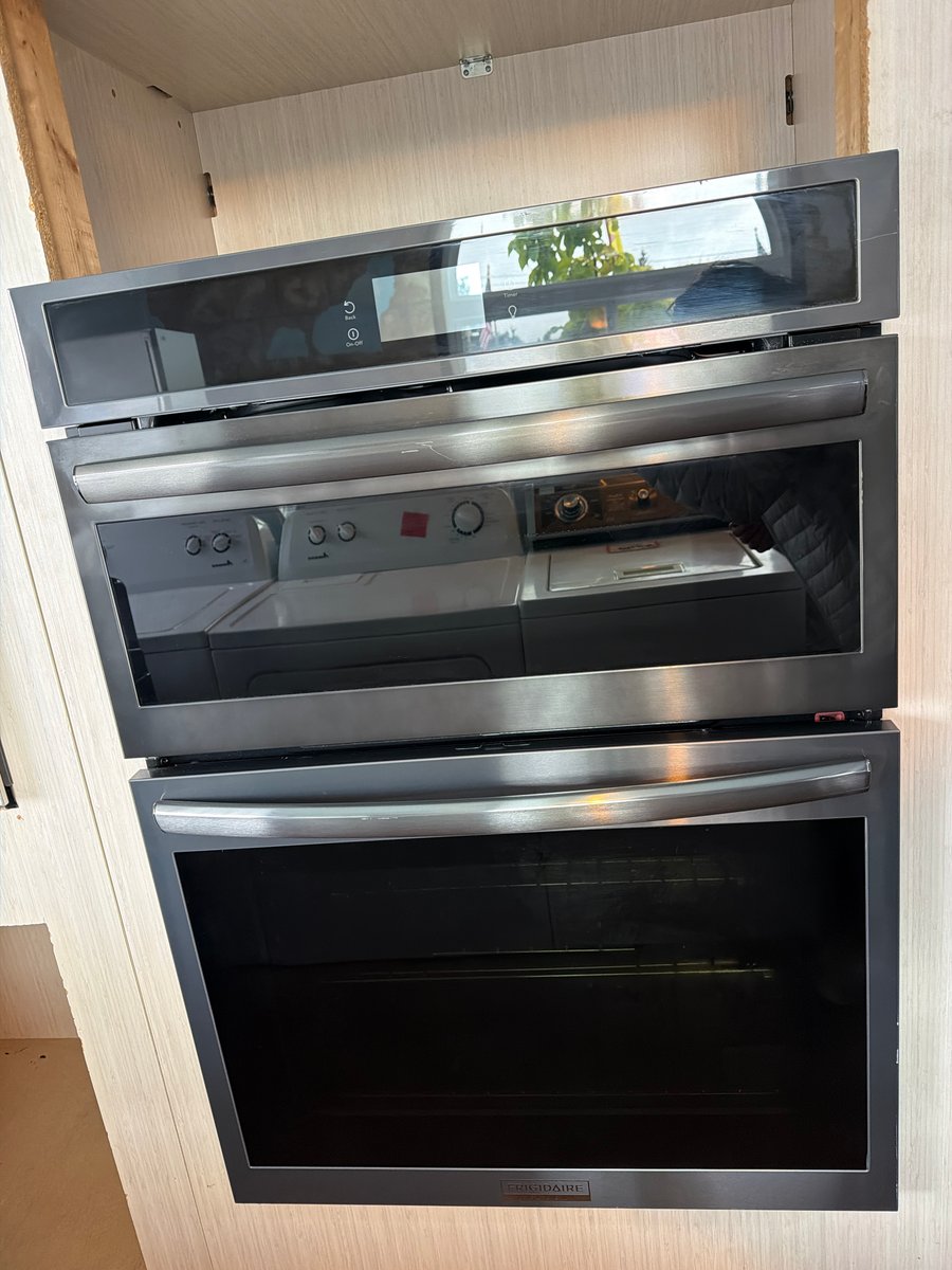 Photo 1 of this exact Frigidaire 30" Electric Double Wall oven