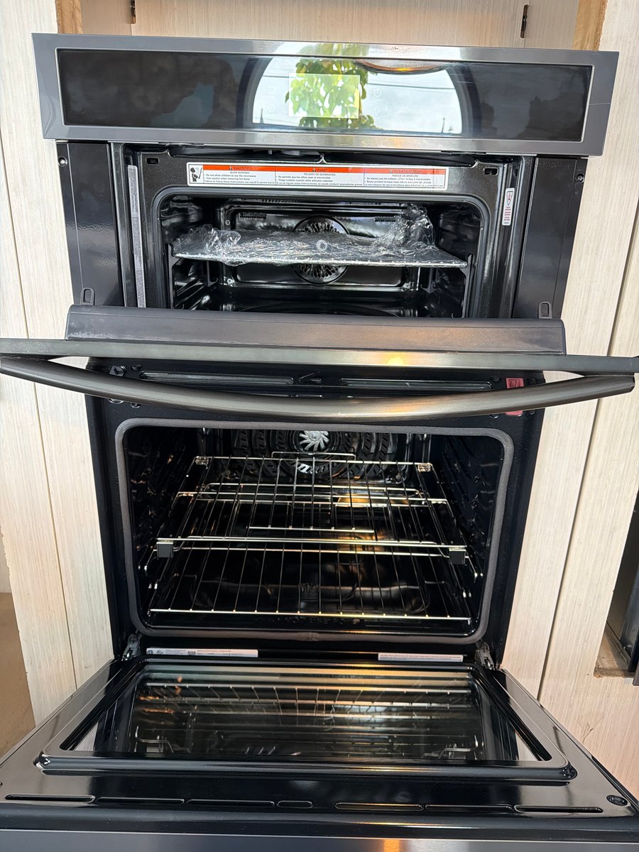 Photo 3 of this exact Frigidaire 30" Electric Double Wall oven
