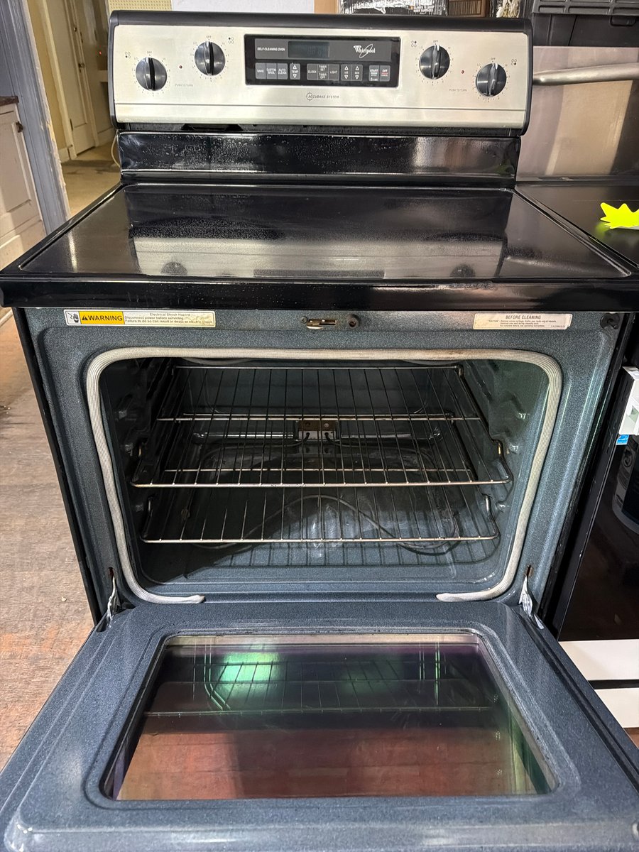 Photo 3 of this exact Whirlpool 30" Electric Freestanding Range