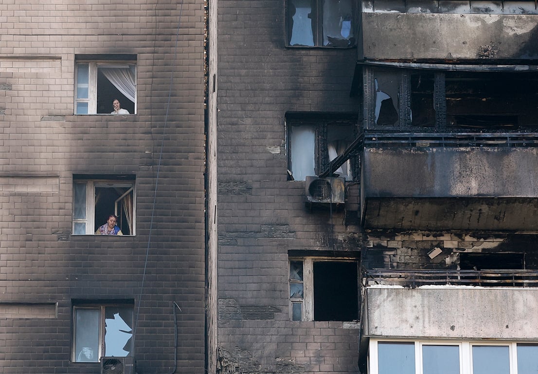 Поврежденный жилой дом после ночной российской атаки в Киеве, Украина, 22 октября 2025 года. Фото: Sergey Dolzhenko / EPA