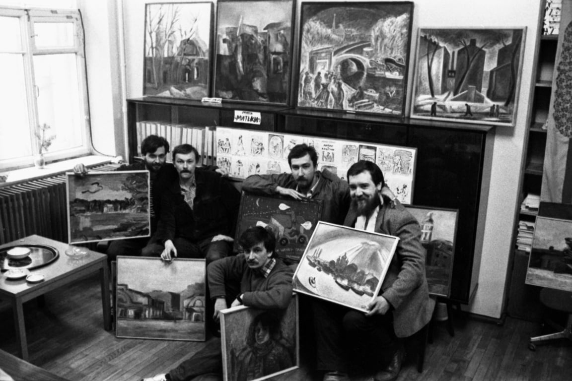 Участники ленинградской группы художников «Митьки»: Дмитрий Шагин (справа), Андрей Кузнецов (второй справа) и Владимир Шинкарев (второй слева) со своими картинами, 1 апреля 1987 года. Фото: М. Дмитриев / Спутник / Profimedia
