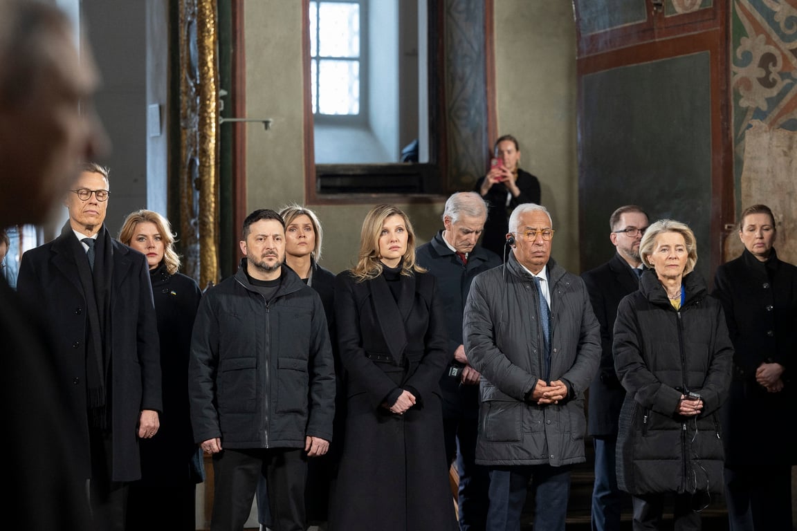 Президент Финляндии Александр Стубб, Владимир Зеленский вместе с супругой Еленой Зеленской, глава Евросовета Антониу Кошта, глава Еврокомиссии Урсула фон дер Ляйен и другие лидеры ЕС в Софийском соборе в Киеве, 24 февраля. Фото: пресс-служба Офиса Президента Украины / EPA