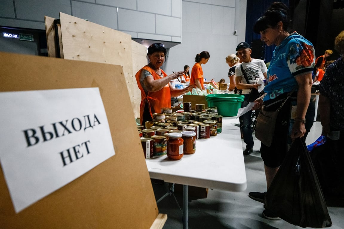 Жители Шебекинского района Белгородской области, эвакуированные после обстрелов приграничных сёл, в центре выдачи гуманитарной помощи, Белгород, 8 июня 2023 года. Фото: Максим Шеметов / Reuters / Scanpix / LETA
