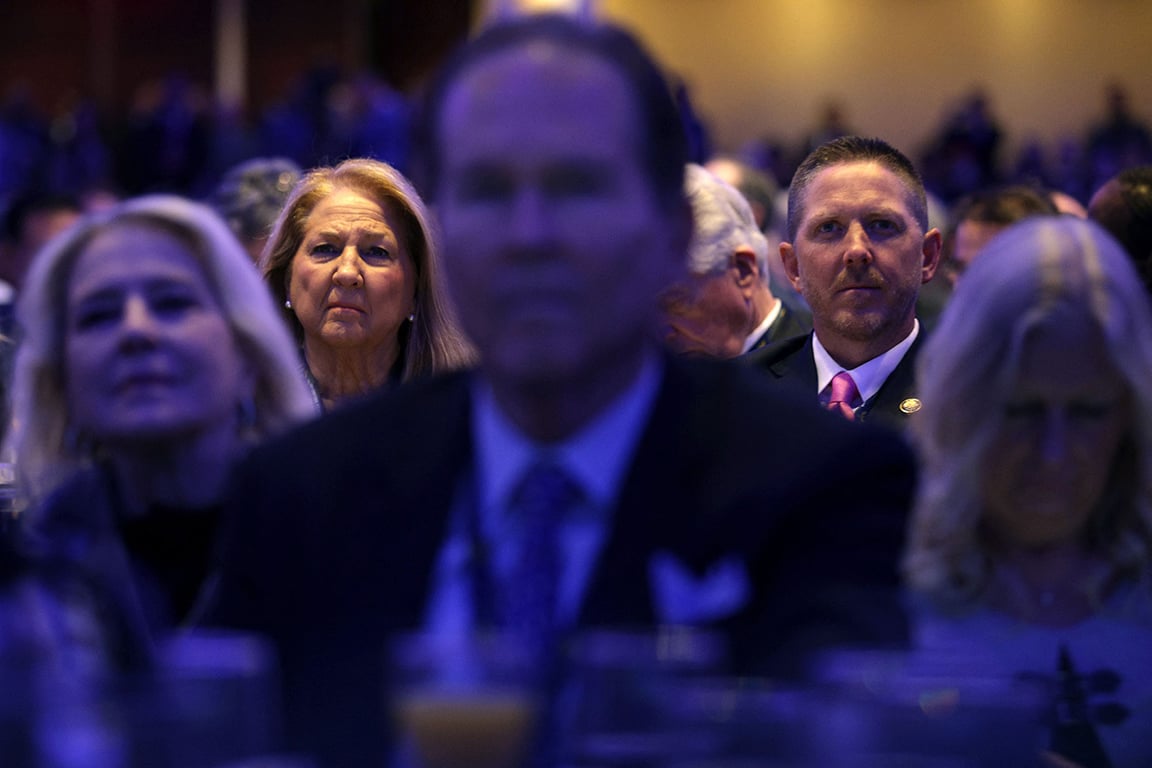 Люди слушают выступление президента США Дональда Трампа во время 74-го ежегодного Национального молитвенного завтрака в отеле Washington Hilton 5 февраля 2026 года в Вашингтоне, округ Колумбия. Фото: Alex Wong / Getty Images / AFP / Scanpix / LETA