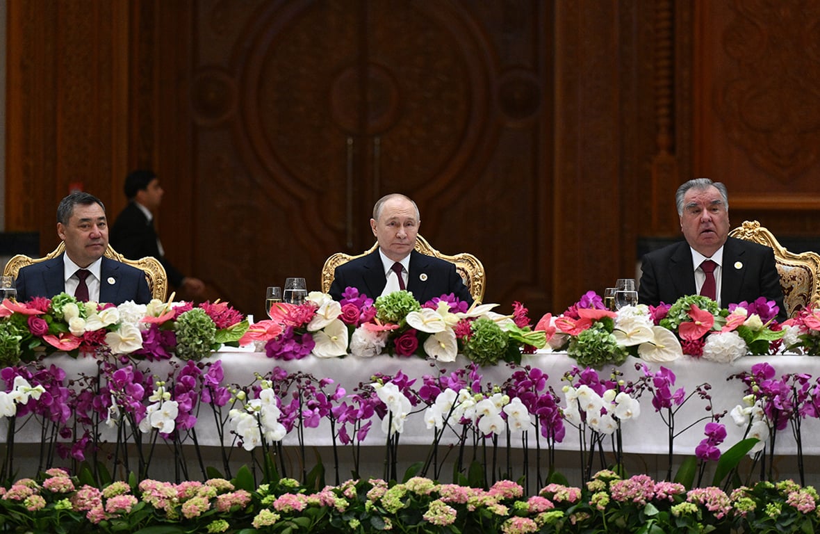Садыр Джапаров, Владимир Путин и Эмомали Рахмон принимают во Дворце Нации в Душанбе, Таджикистан, 10 октября 2025 года. Фото: Кристина Кормилицына / SPUTNIK / EPA