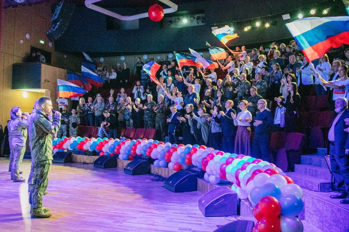 Концерт ко Дню народного единства в Мариуполе, Украина, 3 ноября 2025 года. Фото: Антон Кольцов /  Telegram