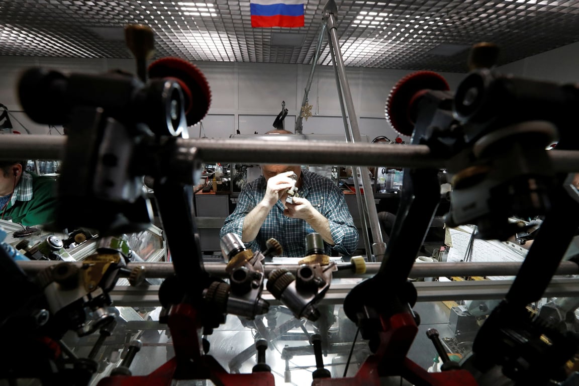 Полировщики на предприятии по огранке алмазов компании «Алроса» в Москве, 12 февраля 2018 года. Фото: Сергей Карпухин / Reuters / Scanpix / LETA