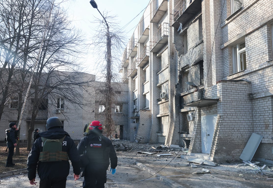 Сотрудники экстренных служб осматривают повреждения в родильном доме после российского удара в Запорожье, Украина, 1 февраля 2026 года. Фото: Oleg Movchaniuk / EPA