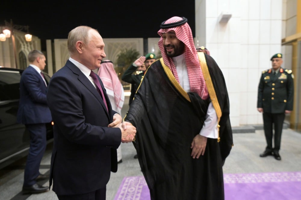 Saudi Arabian Crown Prince Mohammed bin Salman Al Saud welcomes Vladimir Putin during their meeting in Riyadh, Saudi Arabia, 6 December 2023. Photo: EPA/ALEXEI NIKOLSKY / SPUTNIK / KREMLIN POOL