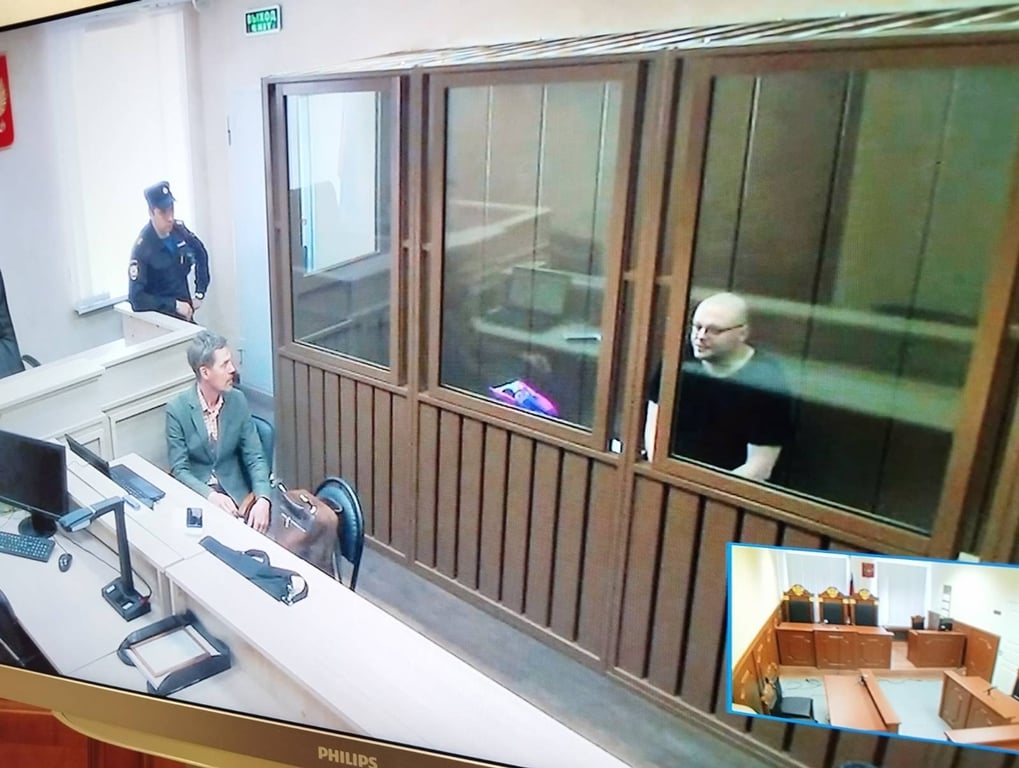 Геннадий Калашников и его адвокат Владислав Коснырев по видеосвязи в 1-м Западном окружном военном суде. Фото:  Медиазона