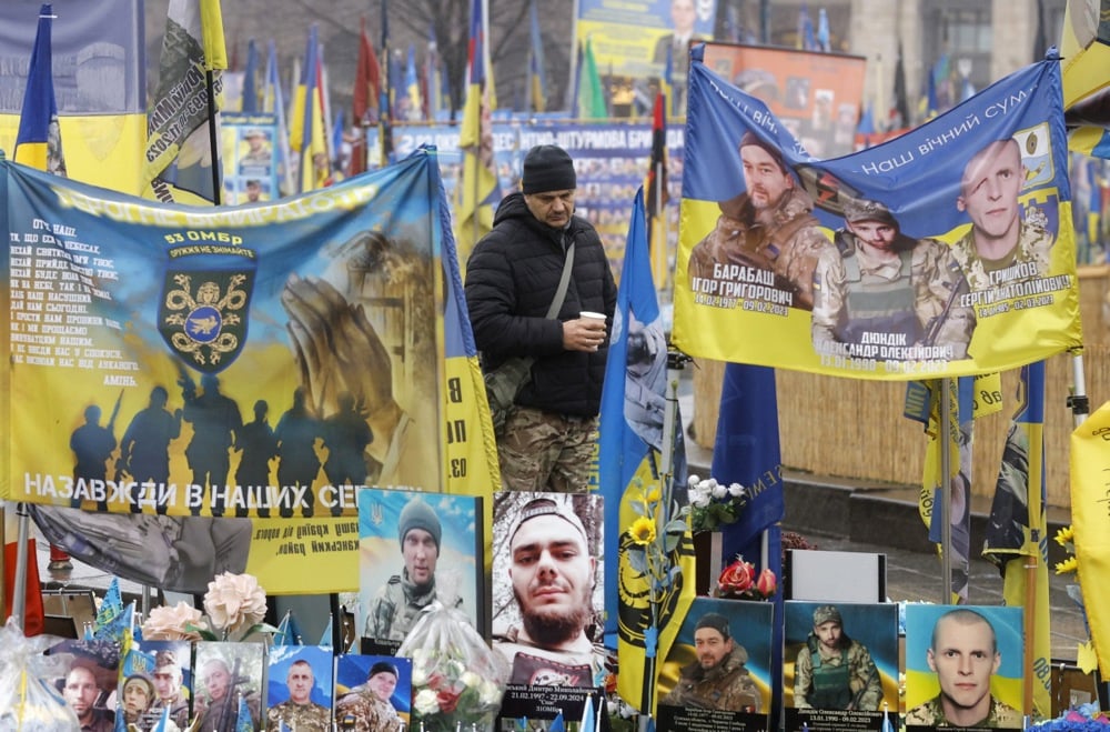 A Ukrainian man visits a makeshift memorial to fallen Ukrainian soldiers and international volunteers at Independence Square in downtown Kyiv, Ukraine, 3 December 2025. Photo: EPA/SERGEY DOLZHENKO