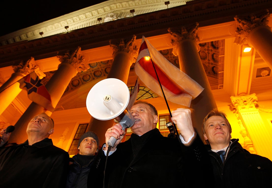 Николай Статкевич (слева), Владимир Некляев (в центре) и Виталий Рымашевский (справа) на митинге в Минске, Беларусь, 24 ноября 2010 года. Фото: Sergei Grits / AP Photo / Scanpix / LETA