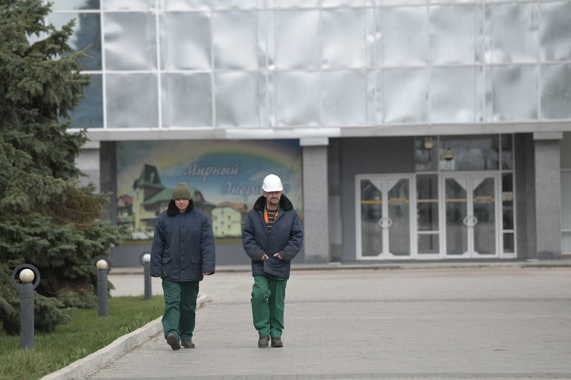 Сотрудники ЗАЭС во время визита главы МАГАТЭ Рафаэля Гросси, Энергодар, Украина, 29 марта 2023 года. Фото: Stringer / Anadolu Agency / Abaca Press / ddp images / Vida Press