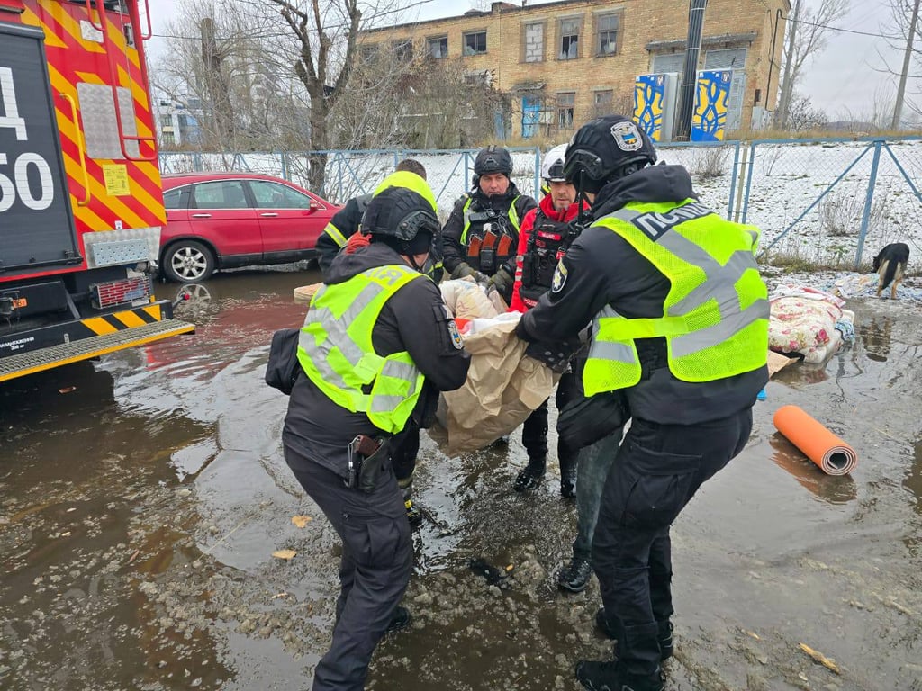 Ukrainian first responders at the site of a Russian airstrike on Kyiv, 27 December 2025. Photo: State Emergency Service of Ukraine