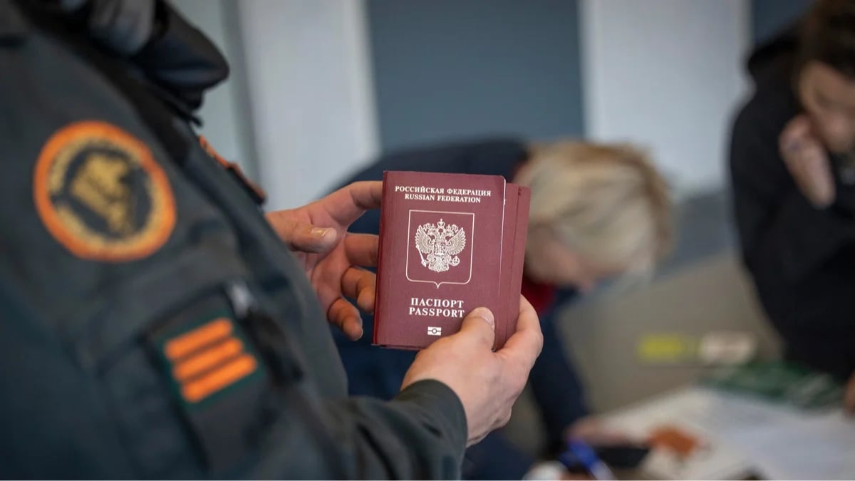 Passport control at the Finnish-Russian border, 30 September 2022. Photo: Juha Metso / EPA