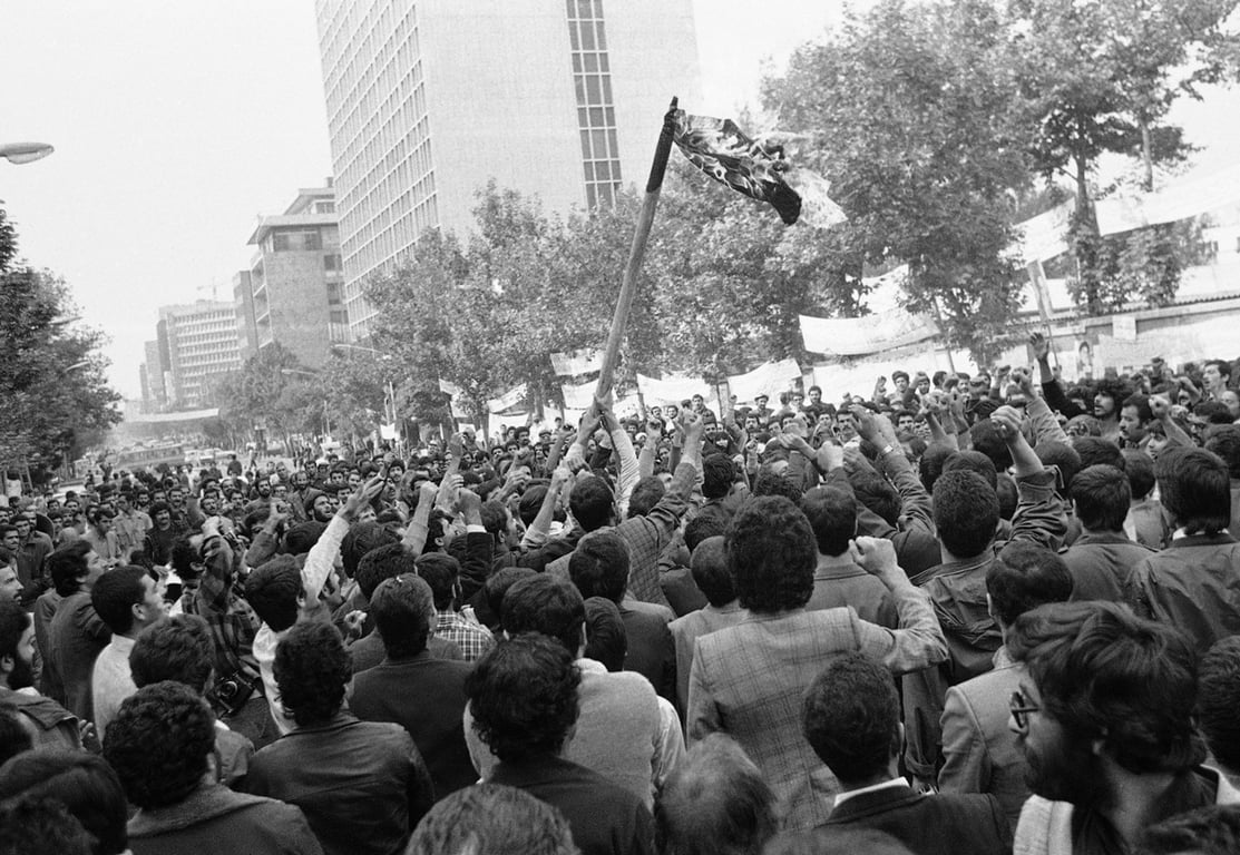 Протестующие сжигают флаг США во время демонстрации в Тегеране, Иран, 6 ноября 1979 года. Фото: GG / AP Photo / Scanpix / LETA