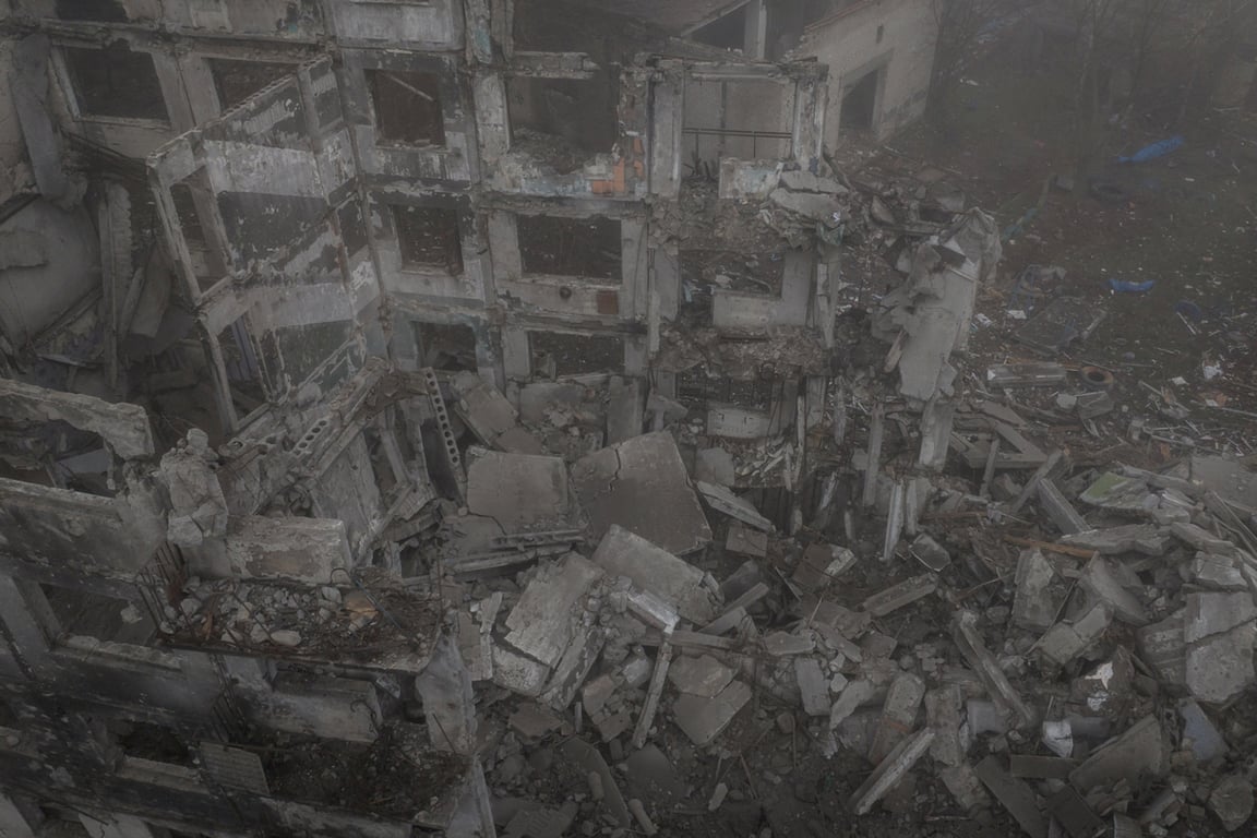 Обрушенный жилой дом, повреждённый российским ударом, Константиновка, Донецкая область, Украина, 28 ноября 2025 года. Фото: Oleg Petrasiuk / Press Service of the 24th King Danylo Separate Mechanized Brigade / Reuters / Scanpix / LETA