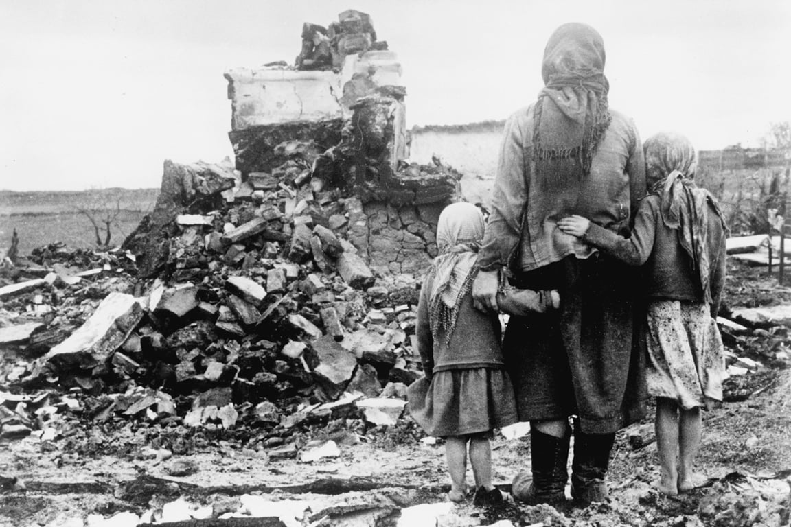 Женщина с детьми у разрушенного дома, СССР, приблизительно 1942 год. Фото: C. Alpert / akg-images / Scanpix / LETA