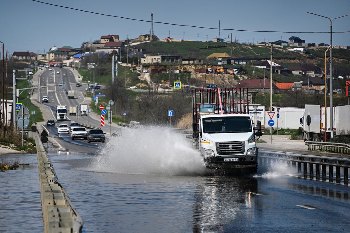 Подтопленный автомобильный мост, Избербаш, Дагестан, 7 апреля 2026 года. Фото: Антон Великжанин / Коммерсантъ / Sipa USA / Vida Press