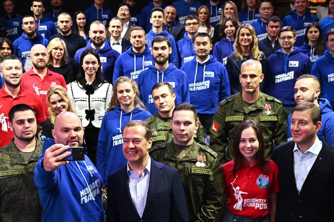 Дмитрий Медведев, Антон Демидов и Андрей Турчак позируют для фотографии с активистами движения «Молодая Гвардия», на мероприятии, посвящённом годовщине организации в Москве, 16 ноября 2023 года. Фото: Григорий Сысоев / Спутник / Imago Images / Scanpix / LETA