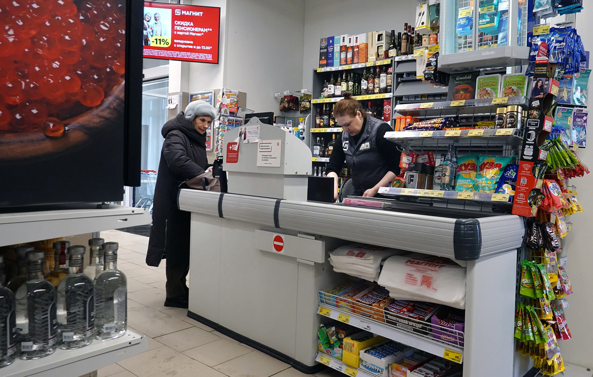 Покупательница у кассы продуктового магазина в Москве, 23 января 2024 года. Фото: Максим Шипенков / EPA