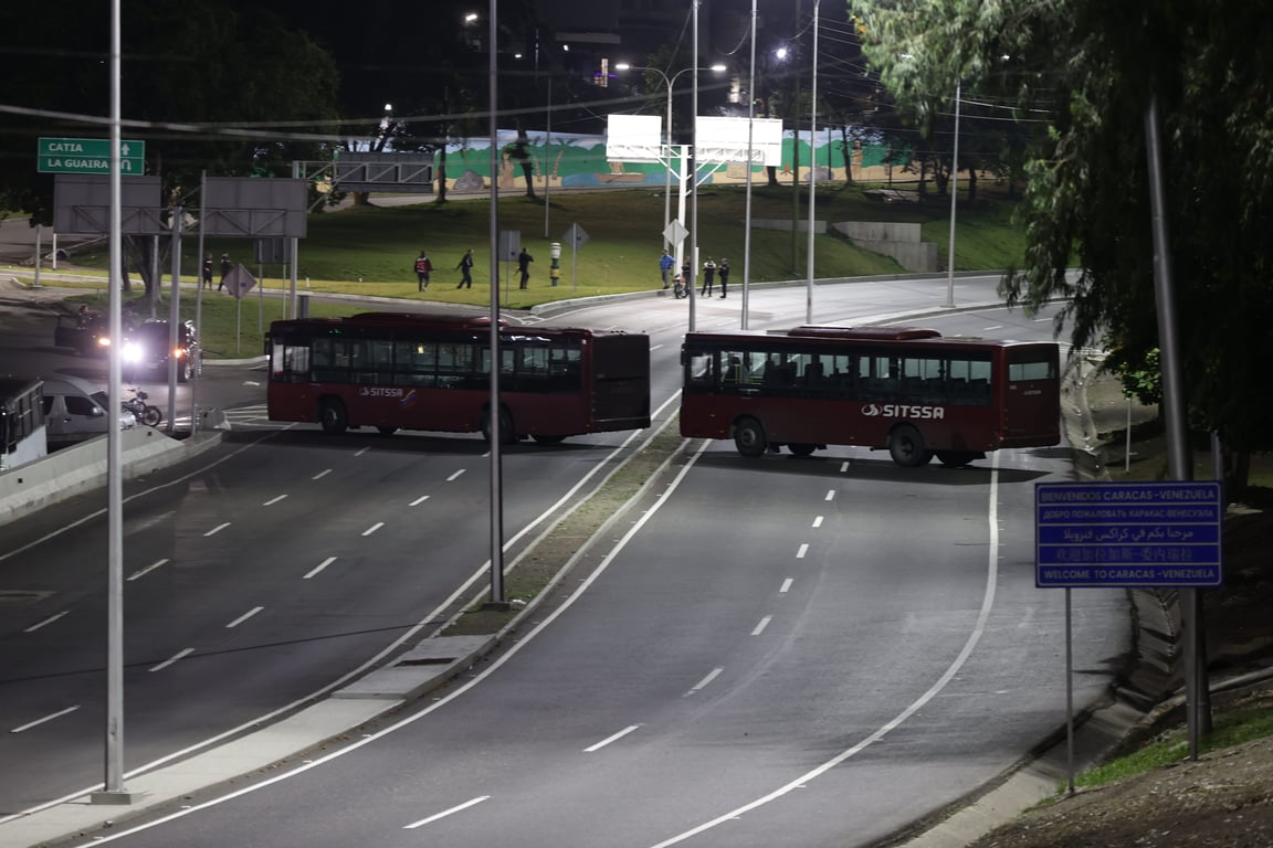 Улицы Каракаса после атаки США. Фото: Ronald Pena /  EPA