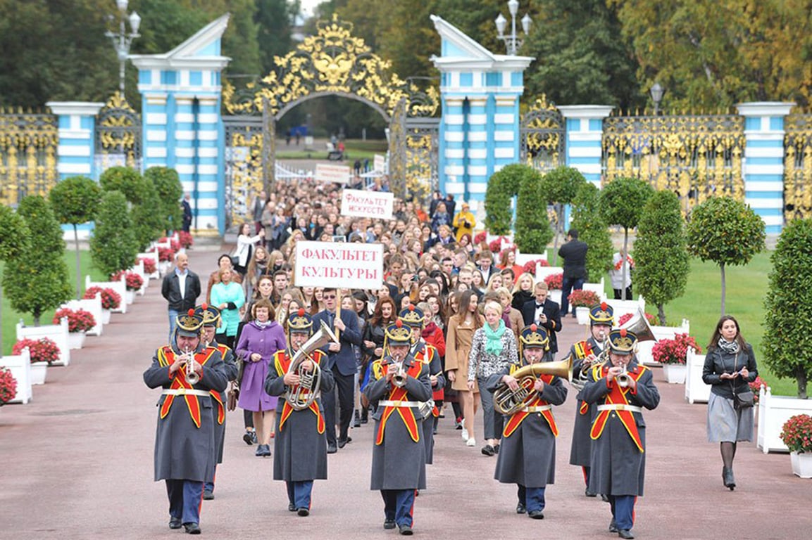 Шествие студентов-первокурсников СПбГУП в Царском селе, 2015 год. Фото:  СПбГУП