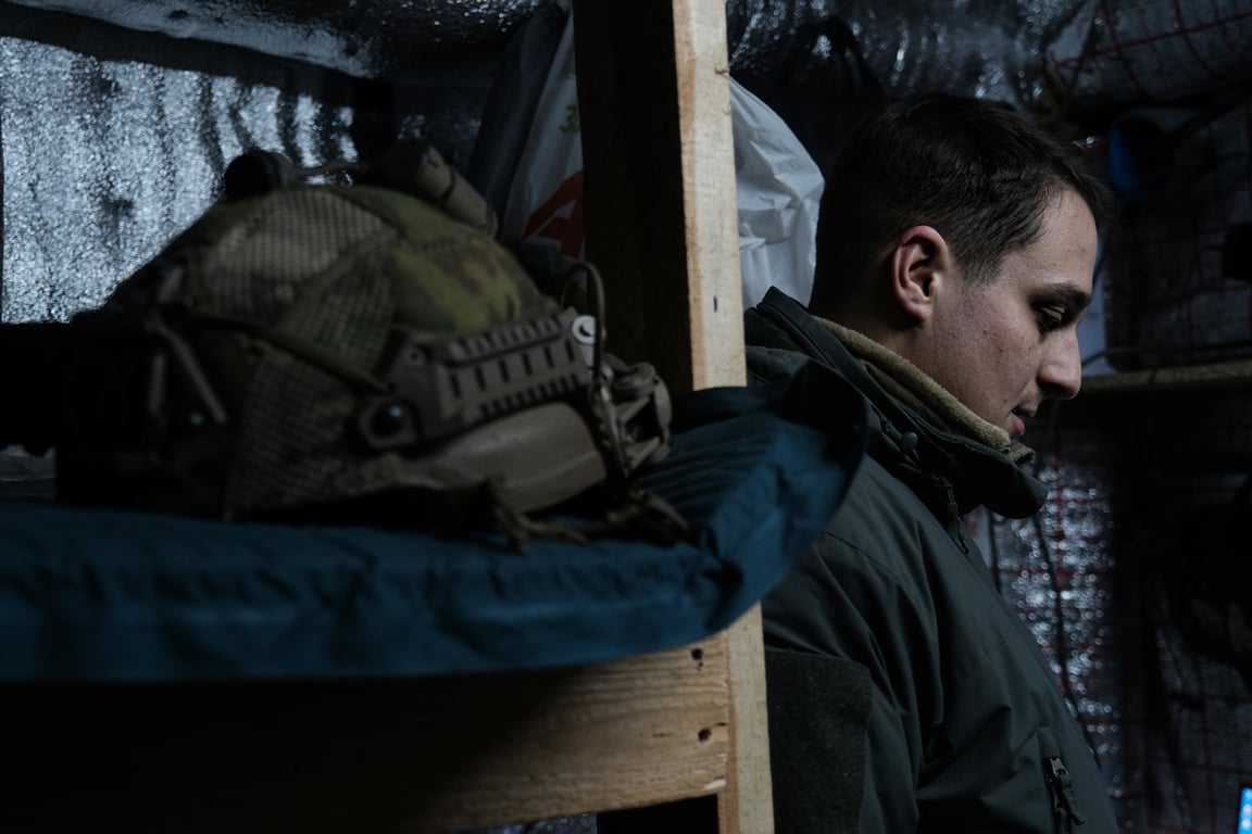 Украинский военнослужащий в окопе вблизи Торецка, Донецкая область, Украина, 14 декабря 2024 года. Фото: Maria Senovilla / EPA