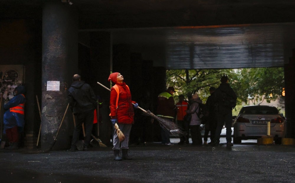 Workers take cover during air raid alarms in Kyiv, Ukraine, 10 October 2025. Photo: EPA/SERGEY DOLZHENKO