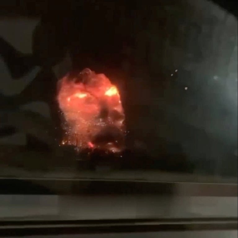 Огонь, поднимающийся над заводом в Копейске, 23 октября 2025 года. Фото: Reuters / Scanpix / LETA