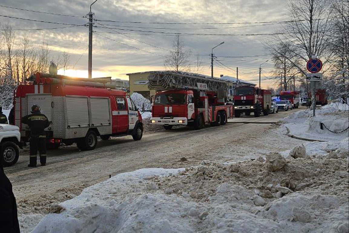 Пожарные машины у здания Центра профподготовки МВД. Фото:  Прокуратура Республики Коми