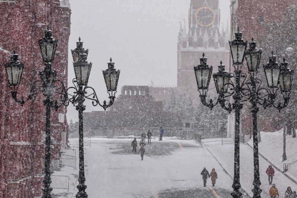People walk past Lenin's Mausoleum on a snowy Red Square in Moscow, Russia, 4 March 2026. Photo: EPA / SERGEI ILNITSKY