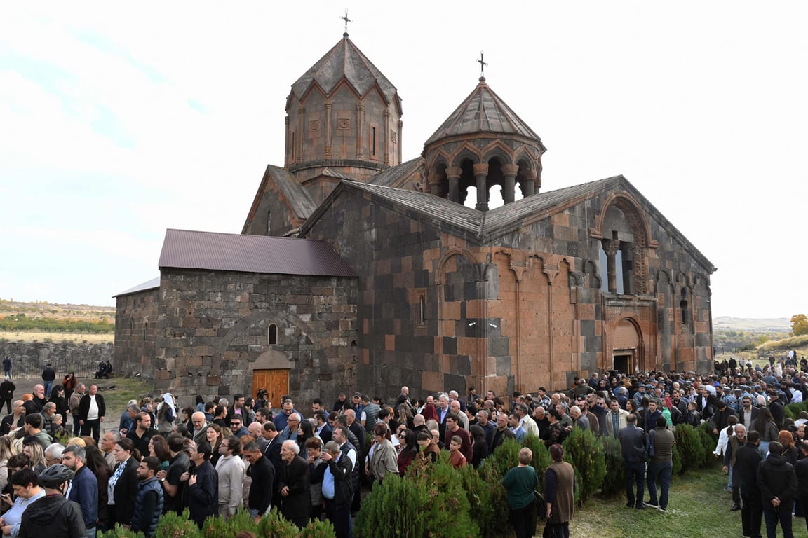 Прихожане после службы у монастыря Ованаванк, Оганаван, Армения, 26 октября 2025 года. Фото: Karen Minasyan / AFP / Scanpix / LETA