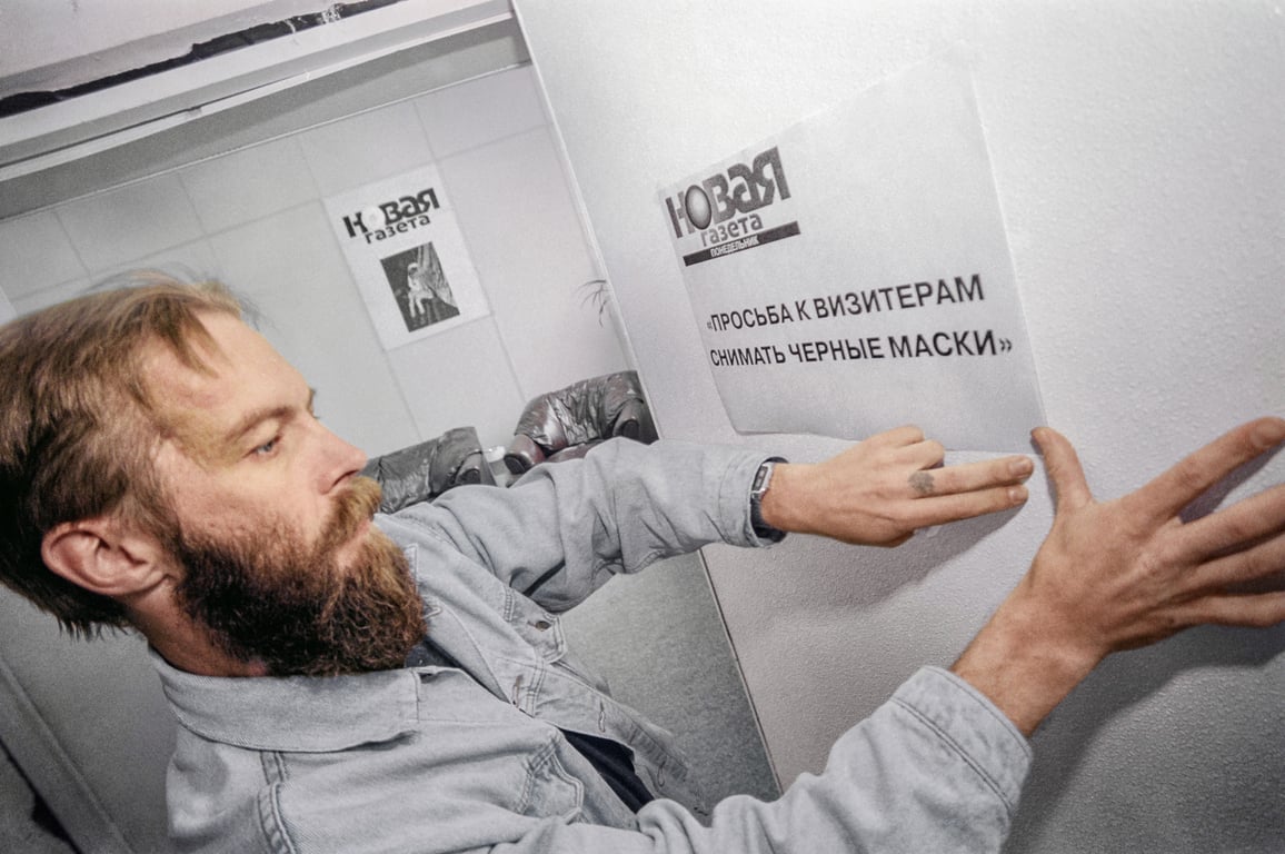 Надпись на стене в редакции «Новой газеты» в Потаповском переулке, Москва, 25 августа 1998 года. Фото: Александр Курбатов / Коммерсантъ / Sipa USA / Vida Press