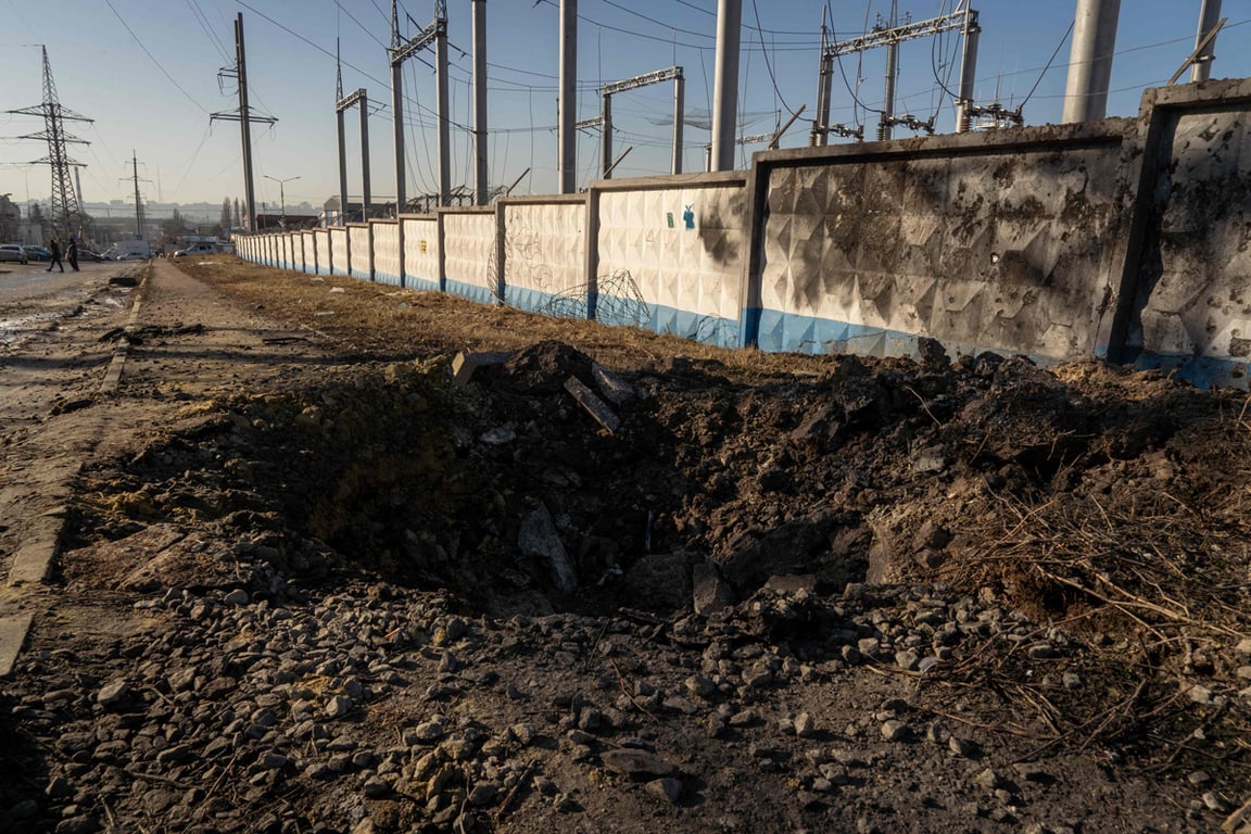 Вид на воронку, образовавшуюся после обстрела вблизи электрической подстанции в Белгороде, 12 марта 2026 года. Фото: Андрей Бородулин / AFP / Scanpix / LETA