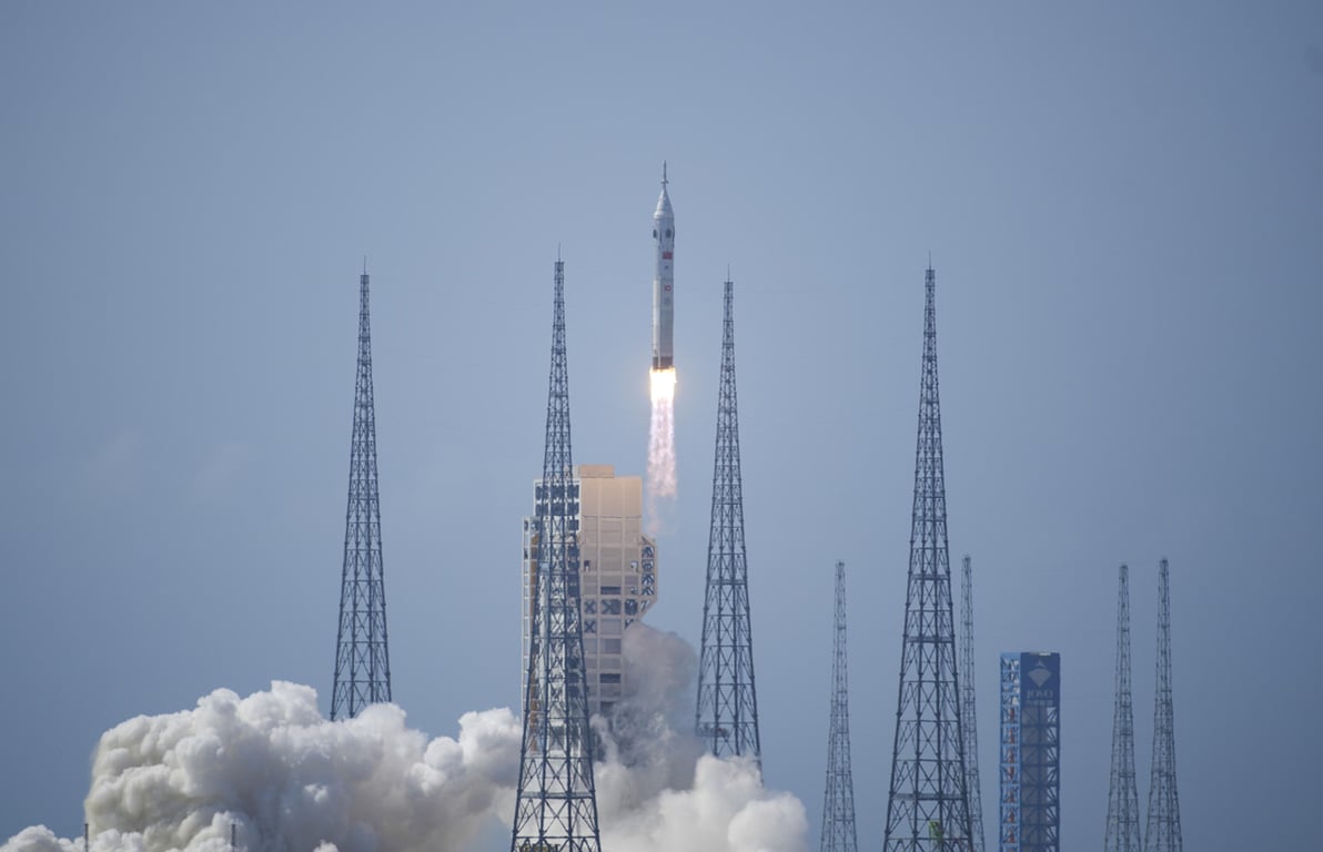 Летные испытания ракеты-носителя «Чанчжэн-10» и системы аварийного спасения космического корабля «Мэнчжоу» на космодроме Вэньчан, Китай, 11 февраля 2026 года. Фото: Imaginechina / Sipa USA / Vida Press