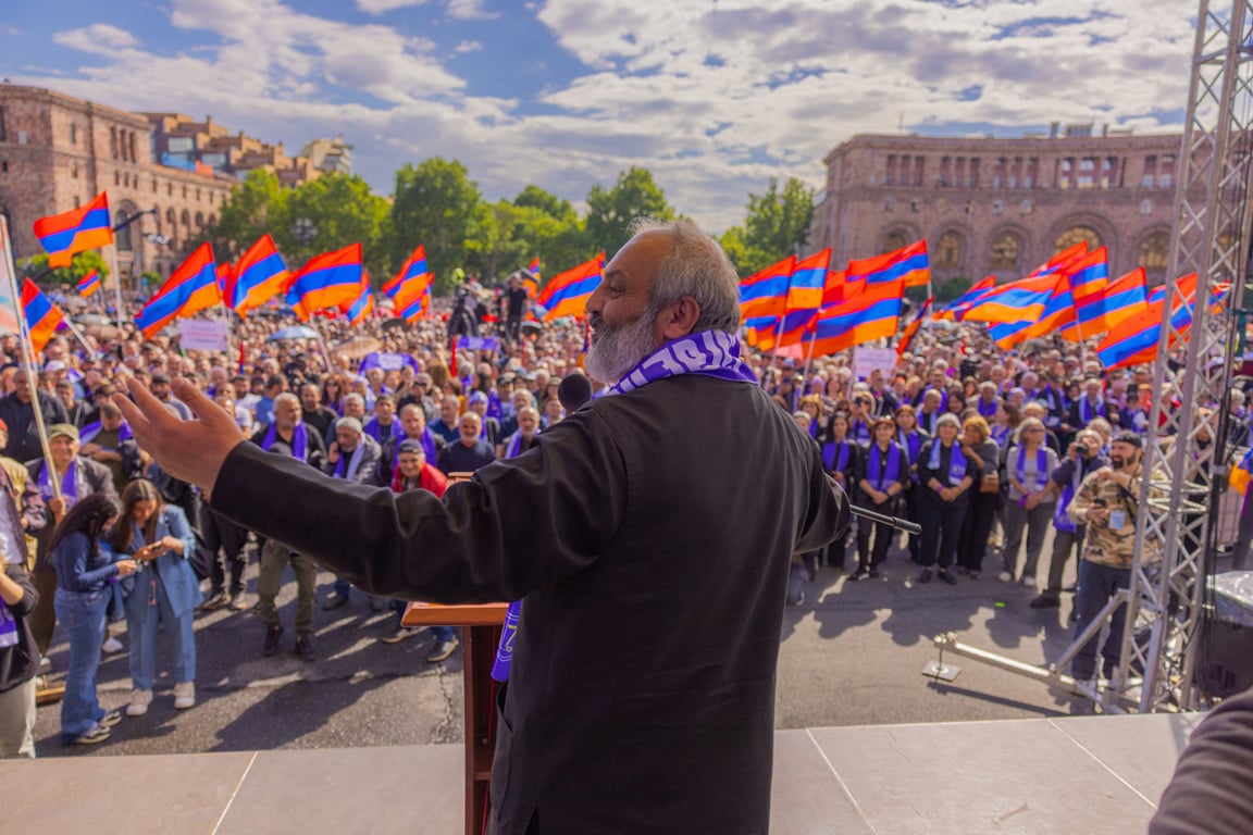 Баграт Галстанян на митинге в центре Еревана, Армения, 26 мая 2024 года. Фото: Anthony Pizzoferrato / Middle East Images / Abaca Press / Scanpix / LETA
