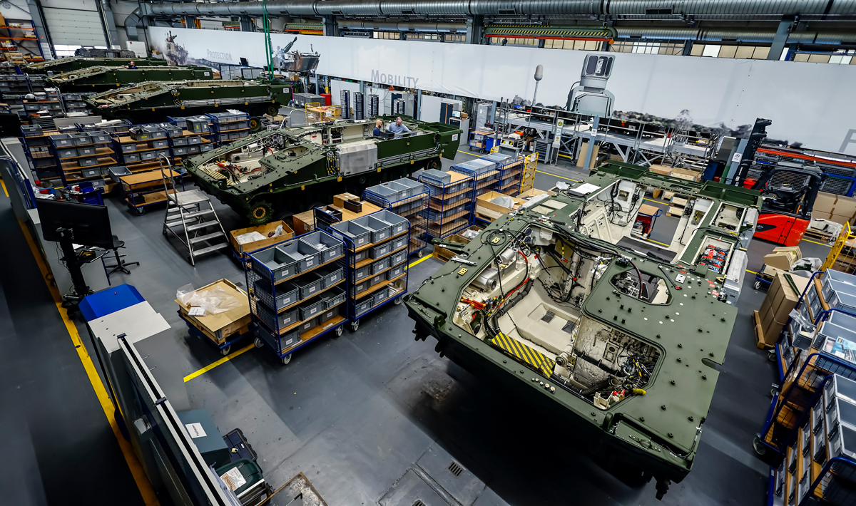 Сотрудники концерна Rheinmetall AG в цехе по производству боевых машин пехоты Lynx в Унтерлюсе, Германия, 6 июня 2023 года. Фото: Hannibal Hanschke / EPA