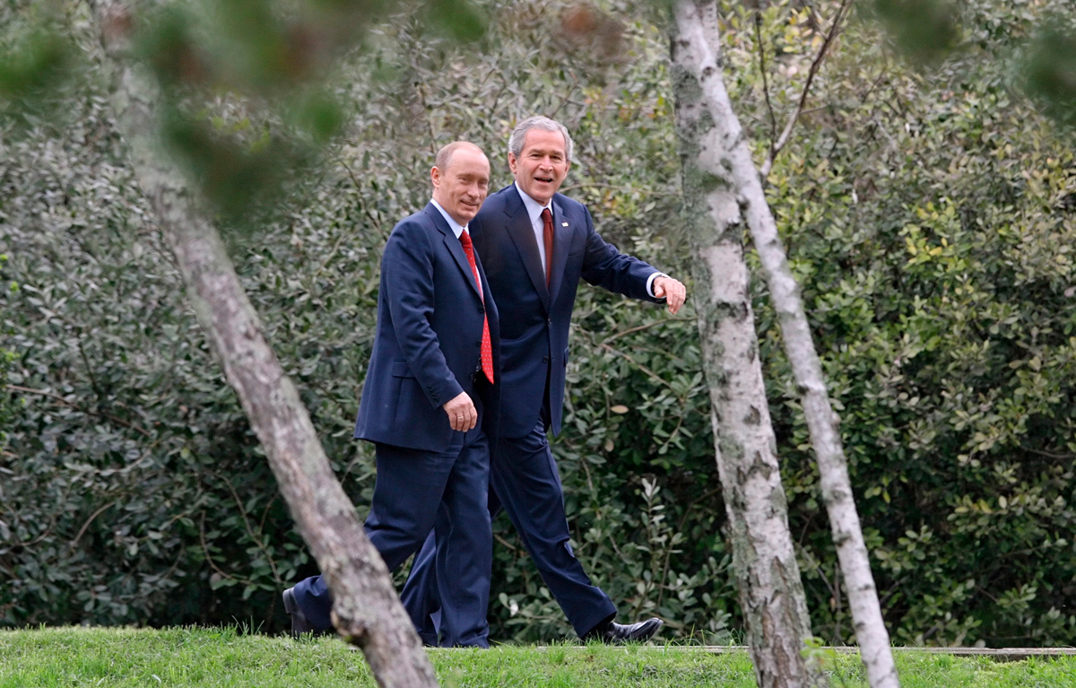 Владимир Путин и президент США Джордж Буш-младший направляются на пресс-конференцию во время встречи в летней резиденции «Бочаров Ручей» в Сочи, 6 апреля 2008 года. Фото: Сергей Ильницкий / EPA