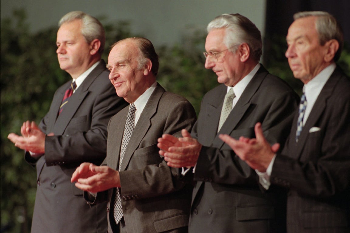 Слободан Милошевич, Алия Изетбегович, Франя Туджман и госсекретарь США Уоррен Кристофер аплодируют после подписания соглашения на авиабазе Райт-Паттерсон, Дейтон, Огайо, США, 21 ноября 1995 года. Фото: Joe Marquette / AP Photo / Scanpix / LETA