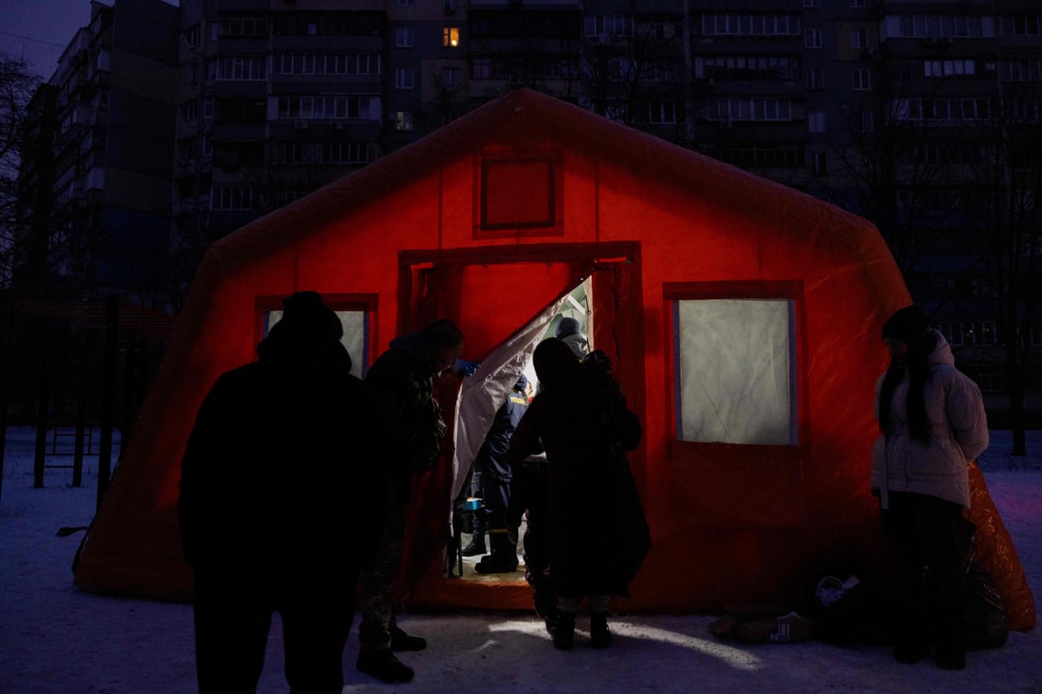 Люди у «Пункта несокрушимости» в Киеве, Украина, 11 января 2026 года. Фото: Tetiana Dzhafarova / AFP / Scanpix / LETA