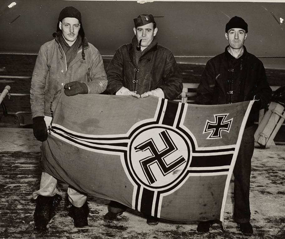 Военнослужащие США демонстрируют трофеи, полученные после захвата немецкой метеорологической экспедиции в Гренландии. Фото:  casematepublishers.co  / National Archives