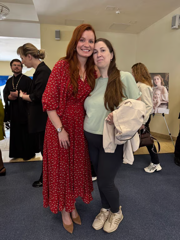 Head of the Women for Life Foundation Natalia Moskvitina (left) and Saransk resident Anastasia (right). Photo: Women for Life
