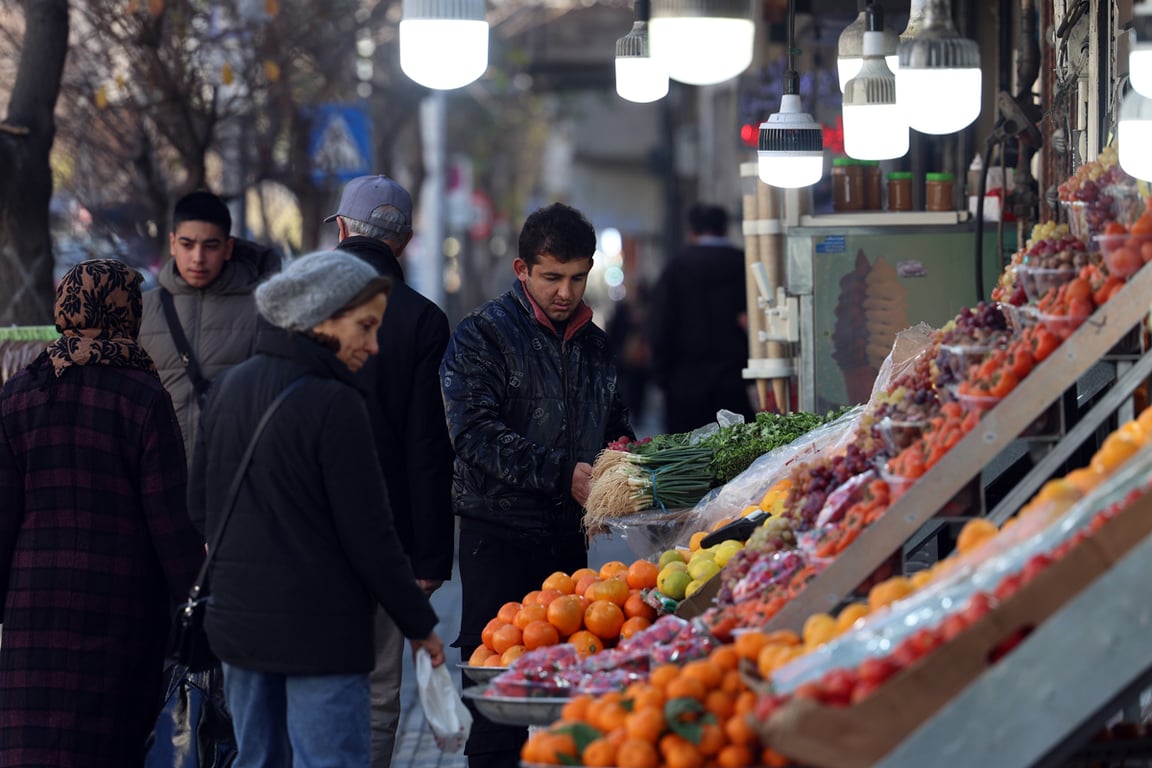 Покупатели на рынке в Тегеране, Иран, 31 декабря 2025 года. Фото: Abedin Taherkenareh / EPA