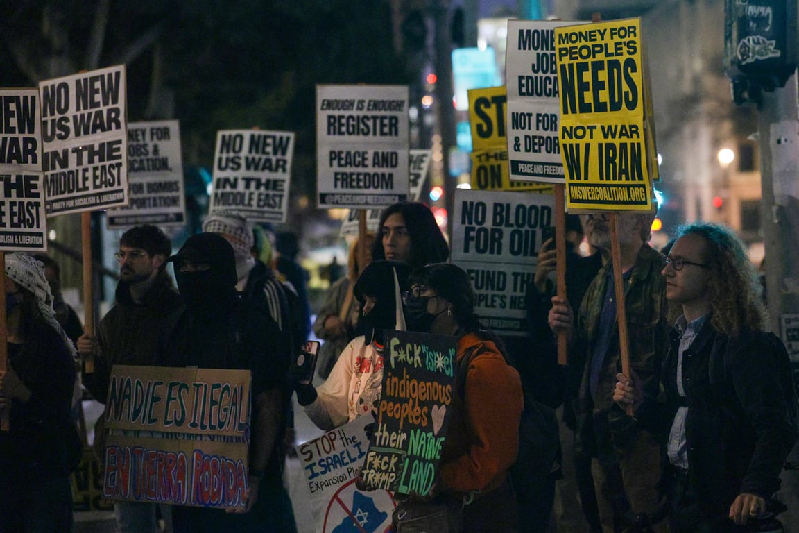 Участники акции «Остановите войну против Ирана» у здания мэрии Лос-Анджелеса, США, 2 марта 2026 года. Фото: Chris Torres / EPA